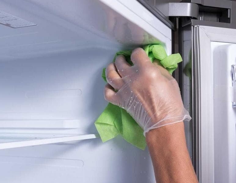 Selalu gunakan kain lap yang lembut saat membersihkan seluruh bagian kulkas. (Istimewa)