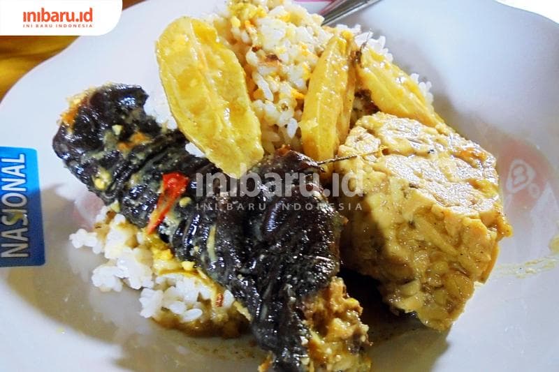 Nasi welut salah satu menu andalan di Warung Makan Bu Sujud. (Inibaru.id/Isma Swastiningrum)