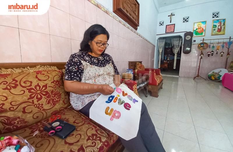Darum Santi sedang membuat tas keranjang dari kain perca. (Inibaru.id/ Fitroh Nurikhsan)
