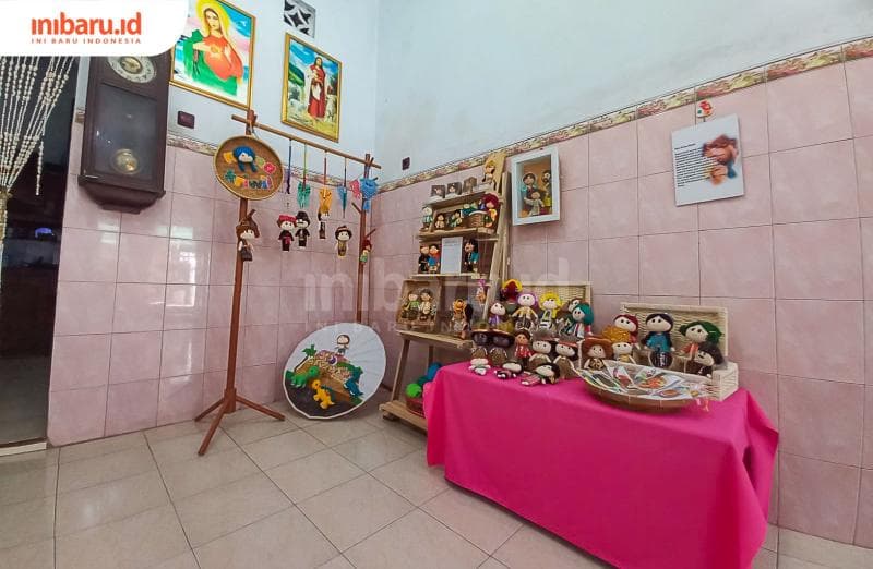 Penampakkan Boneka Nona Kriwil dan aneka ragam aksesoris yang terpajang rapih di kediaman Darum Santi. (Inibaru.id/ Fitroh Nurikhsan)