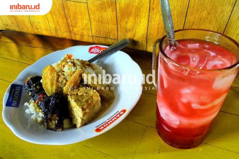 Nasi welut dan es degan sirup di Warung Makan Bu Sujud. (Inibaru.id/Isma Swastiningrum)