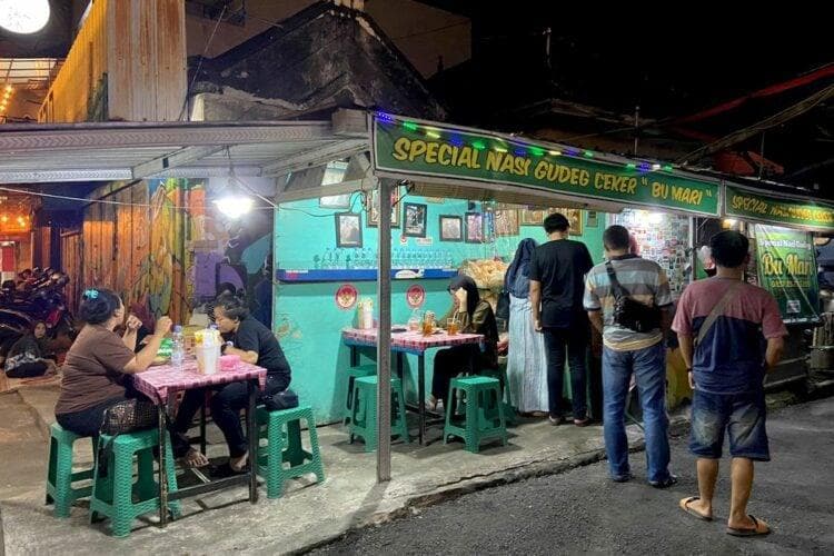 Warung Gudeg Bu Mari Solo buka dari pukul 17.00 WIB sampai subuh. (Mojok/Novali Panji Nugroho)