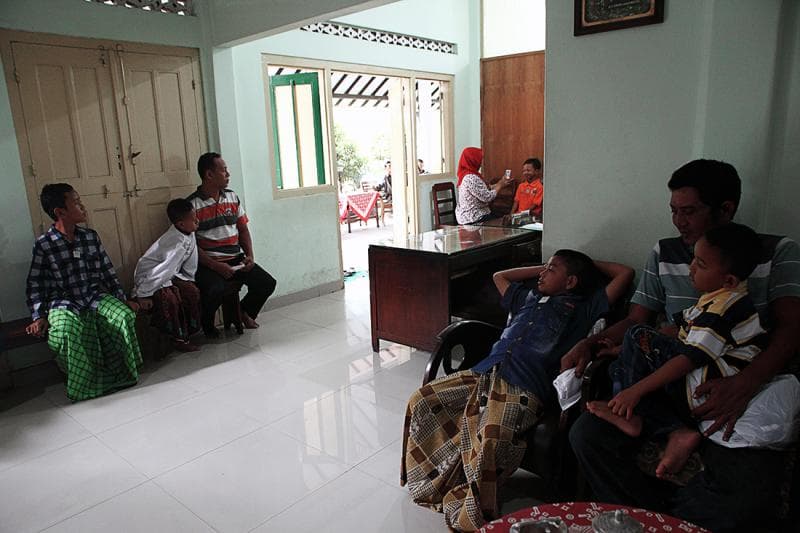 Di musim libur sekolah, Juru Supit Bogem selalu dipenuhi pasien yang antre untuk disunat. (deviayusaraswati.blogspot)