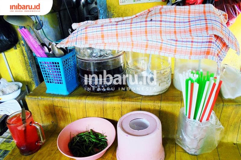 Pembuatan minuman di Warung Makan Bu Sujud seperti sirup pun memakai bahan dasar yang alami, nggak buatan. (Inibaru.id/Isma Swastiningrum)
