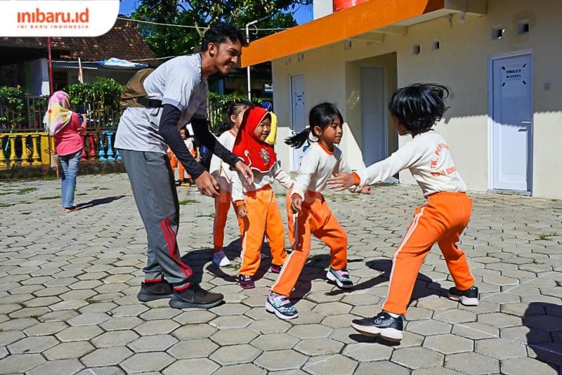 Meski cuaca sangat panas, anak-anak tetap antusias memainkan beberapa permainan tradisional. (Inibaru.id/ Siti Khatijah)