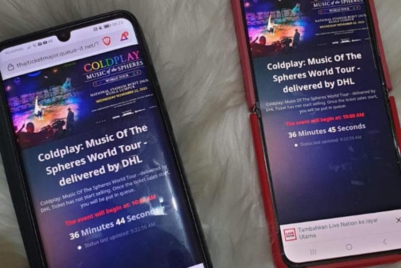 Aldi ikut ticket war hanya berbekal ponsel, tapi berhasil mendapatkan tiket konser Coldplay. (Republika/Setyanavidita Livikacansera)