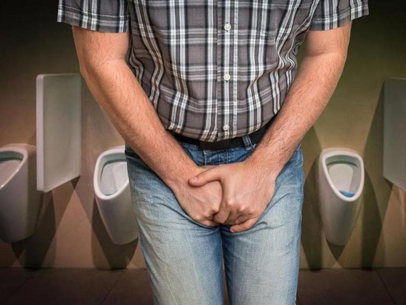 Menahan kencing bisa sebabkan risiko hipertensi meningkat. (Bola.com)