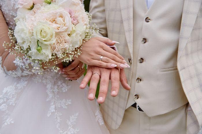 Pernikahan beda usia memilikI tantangan tersendiri. (Dymtri Duda)