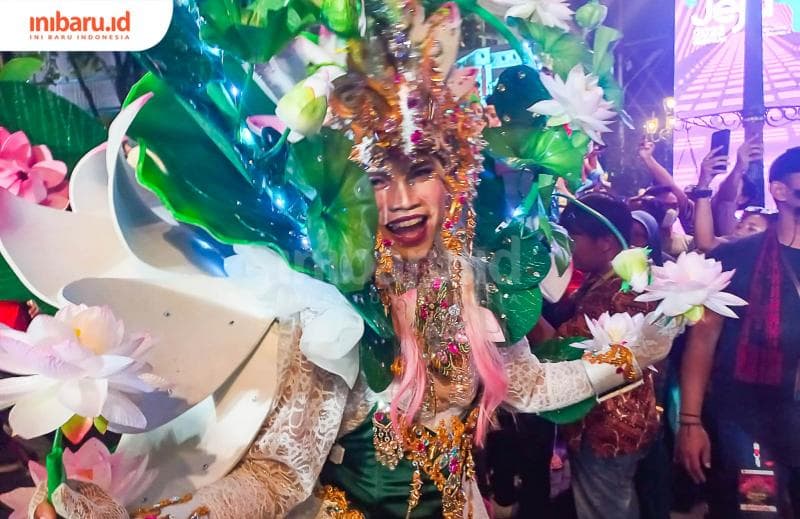 Peserta Semarang Night Carnival sesekali melempar senyum ke penonton. (Inibaru.id/ Fitroh Nurikhsan)