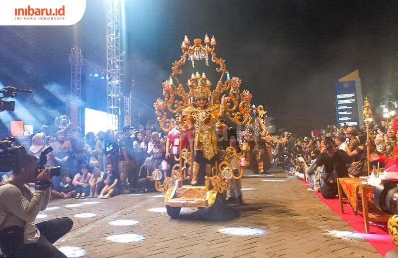 Peserta kostum keris tengah catwalk di depan Taman Titik Nol Semarang. (Inibaru.id/Fitroh Nurikhsan)