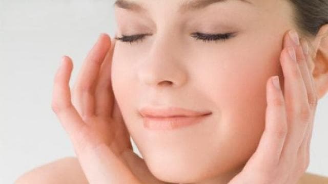 Salah satu manfaat gua sha adalah meremajakan kulit. (via Liputan6)