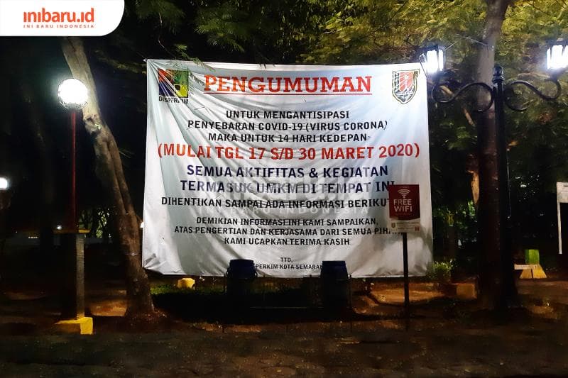 Pengumuman penutupan Taman Tirto Agung melalui spanduk yang dipasang menghadap pintu masuk. (Inibaru.id/ Julia Dewi Krismayani)<br>