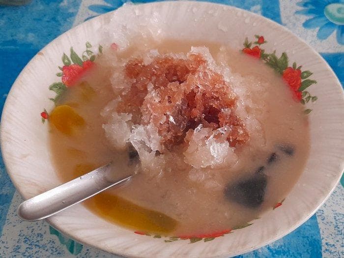 Es cokelat legendaris yang jadi menu andalan Warung Es Setabelan. (Indozone/Zcreators/Sunaryo Bayu)