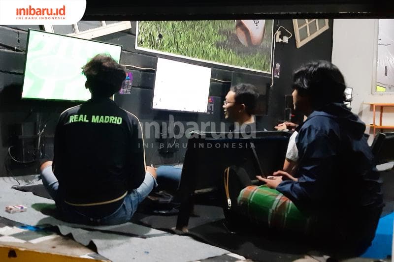 Sekumpulan pemuda yang masih bergerombol main PS di saat ada anjuran untuk di rumah aja. (Inibaru.id/ Julia Dewi Krismayani)<br>