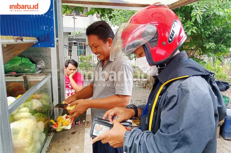 Giyanto, penjual rujak nggak menerapkan <i>physical distancing</i> saat melayani pembeli. (Inibaru.id/ Zulfa Anisah)