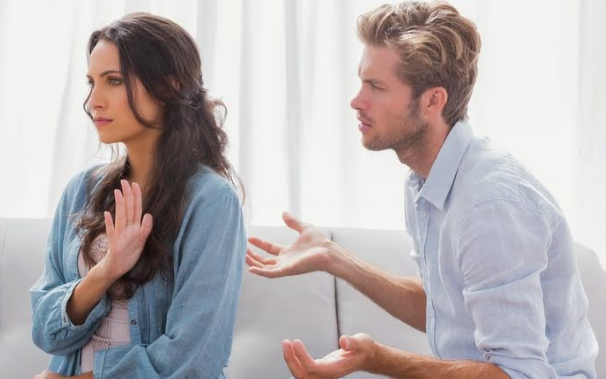 Pasangan enggan mendengarkan kata-katamu. (via pelayanan publik)