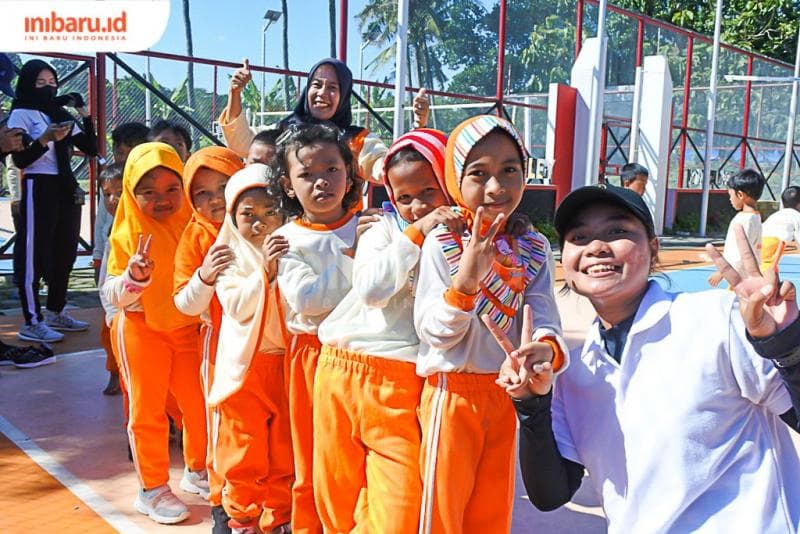 Nggak hanya anak-anak yang tertarik bermain, sering kali para orang dewasa juga kepincut memainkan permainan tradisional. (Inibaru.id/ Siti Khatijah)