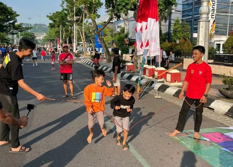 Komunitas Kampoeng Hompimpa di CFD Simpanglima Semarang. Di mana pun mereka berada, masyarakat selalu menyambut dengan antusias. (Instagram/hompimpa.smg)