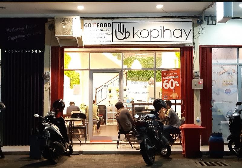 Kafe yang masih ada pengunjung meski sedang ada pandemi Covid-19. (Inibaru.id/ Julia Dewi Krismayani)<br>