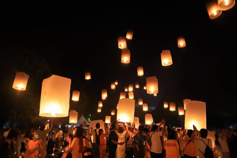 Pelepasan lampion yang merupakan bagian akhir dari acara perayaan Waisak akan bisa disaksikan oleh masyarakat umum. (Kemenag)