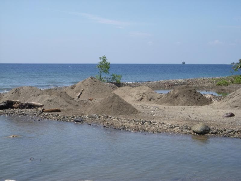 Ilustrasi: Penambangan dan ekspor pasir laut. (Tribratanews.kepri.polri.go.id)