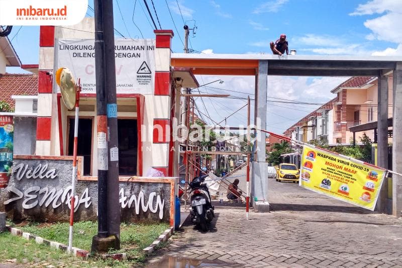 Area Villa Tembalang yang berada di Bulusan, Tembalang, juga menutup jalan. (Inibaru.id/ Sitha Afril)<br>