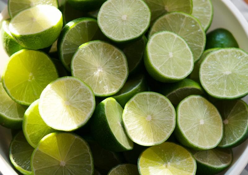 Jeruk nipis dianggap ampuh mengatasi batuk. (halodoc)