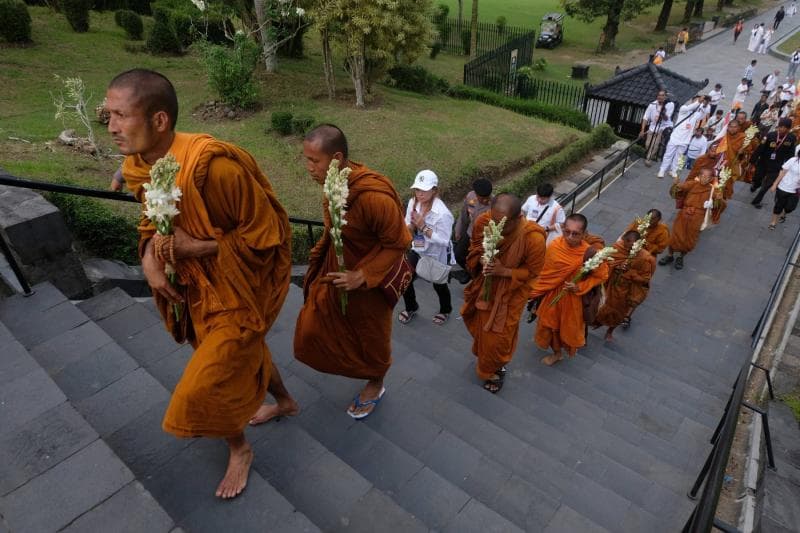 Biksu thudong saat tiba di Candi Borobudur. (Antara/Anis Efizudin)