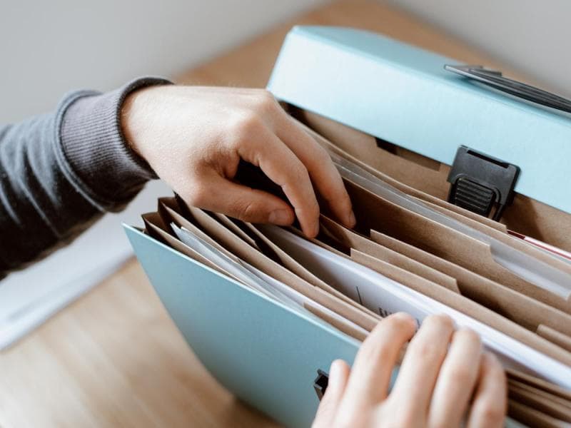 Dokumen penting harus diamankan dan nggak boleh dibuang dari rumah. (Liputan6/Pexels)
