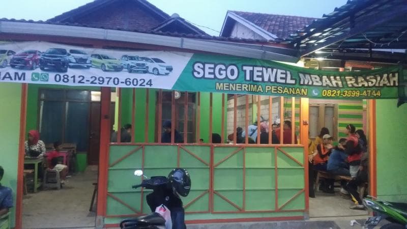 Sego Tewel Mbah Rasiah, salah satu warung legendaris yang menjajakan kuliner khas Pati ini. (Wr-sego-tewel-pedes.business.site)