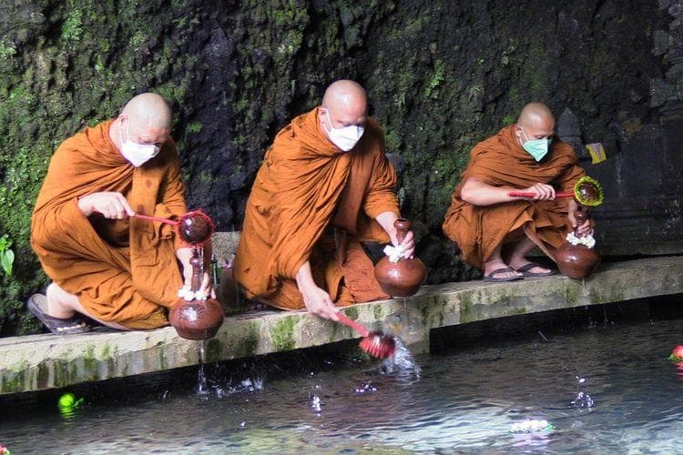 Para biksu mengambil air berkah di Umbul Jumprit Temanggung. (dok. Kemenag)
