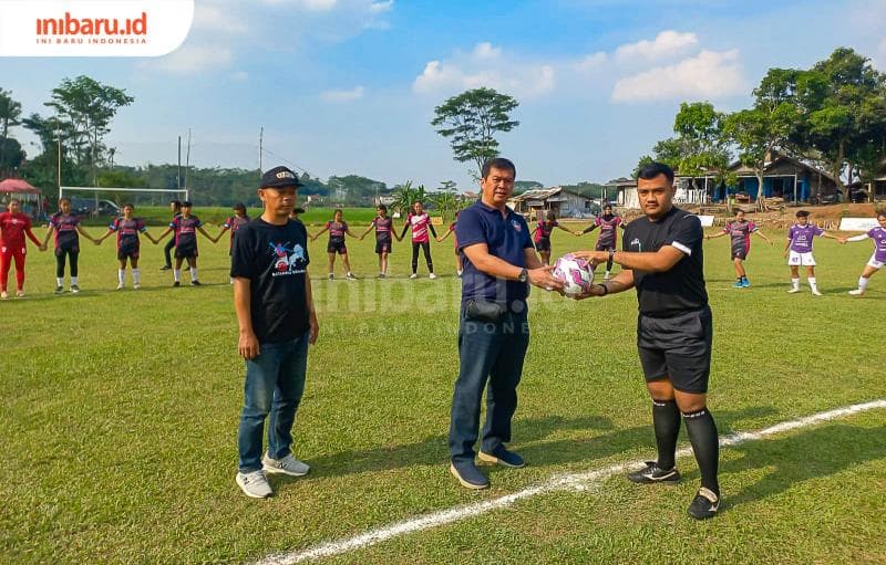Dispora Kota Semarang Fravarta Sadman membuka secara resmi turnamen Ratanika Cup II di lapangan Wonolopo, Mijen. (Inibaru.id/ Fitroh Nurikhsan)