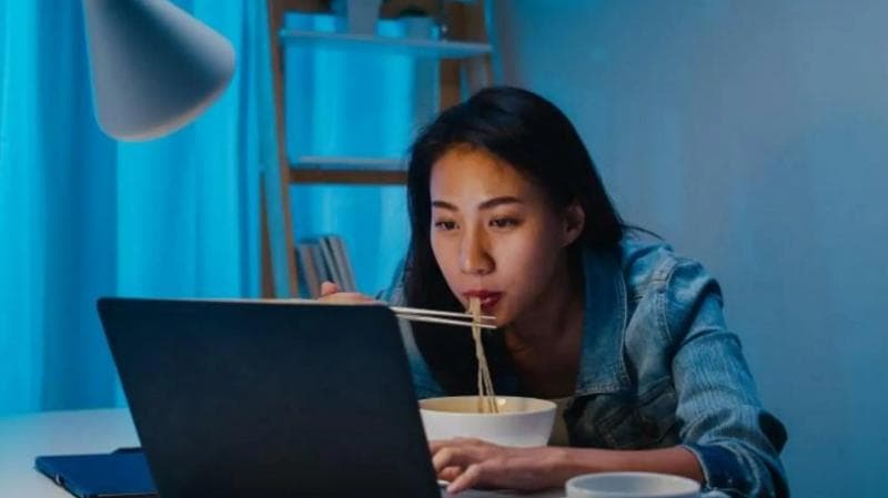 Makan Malam Terlalu Larut Memicu Stroke