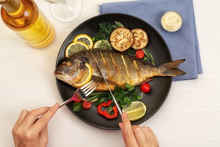 Seseorang dengan usia produktif sebaiknya rajin makan ikan. (Shutterstock via Kompas)