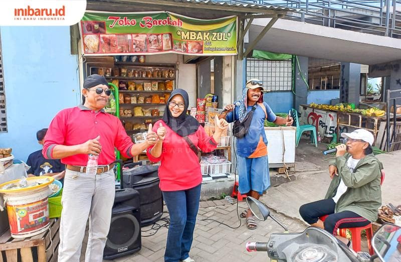 Amron berkaus merah dan berkaca mata hitam merupakan sosok pencetus kegiatan ngamen untuk santuni anak yatim. (Inibaru.id/ Fitroh Nurikhsan)