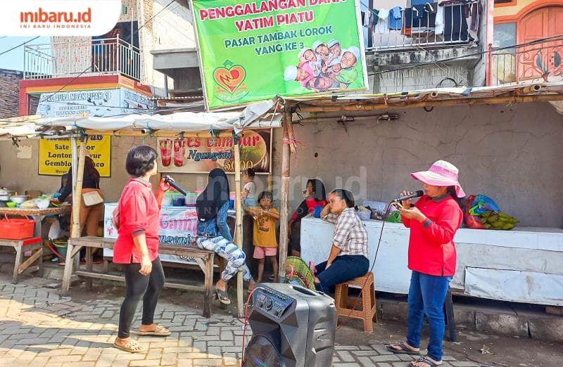 Komunitas Yatiman Tambaklorok dibagi dua kelompok saat ngamen di area Pasar Tambaklorok. (Inibaru.id/ itroh Nurikhsan)