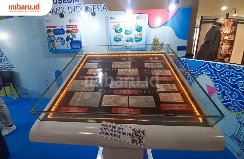 Potret mata uang rupiah dari masa ke masa yang ditampilkan di stand Museum Bank Indonesia. (Inibaru.id/ Fitroh Nurikhsan)