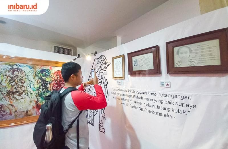 Seorang pengunjung tengah memotret tulisan-tulisan tokoh terdahulu di stand Museum Sleman. (Inibaru.id/ Fitroh Nurikhsan)