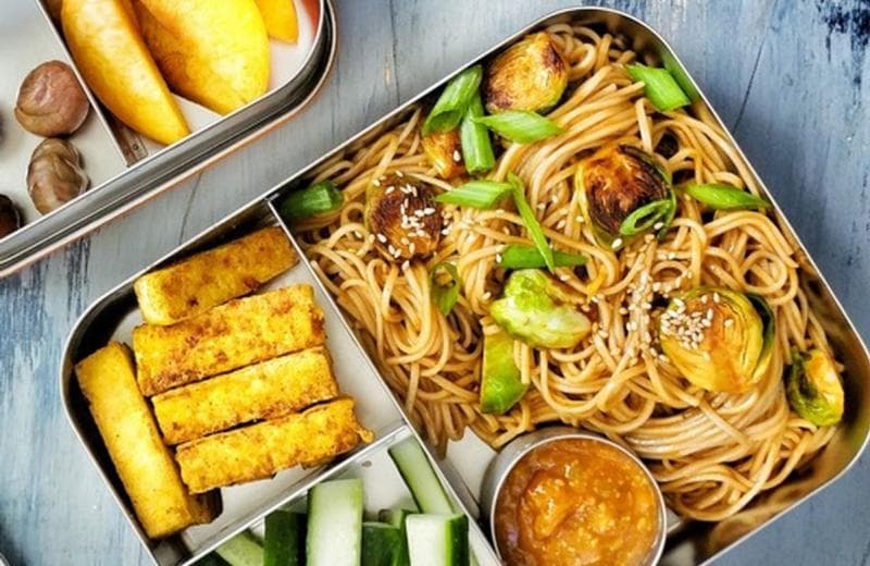 Praktis dan Murah, Bolehkah Isi Bekal Kita Hanya Nasi dan Mi?