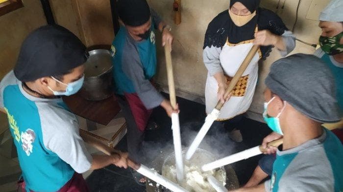 Ilustrasi: Menumbuk singkong untuk dijadikan gemblong jojoh. (Tribunjateng/Agus Iswadi)