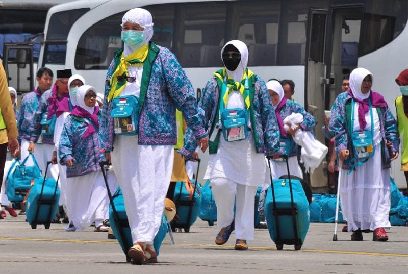 Banyak calon jemaah haji Indonesia yang membawa bekal makanan seperti sambal pecel dan abon. (Medcom/Antara/Aloysius Jarot)