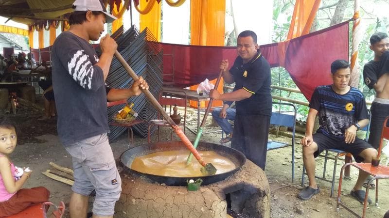 Rewang dilakukan laki-laki dan perempuan. (Kongkrit.com)