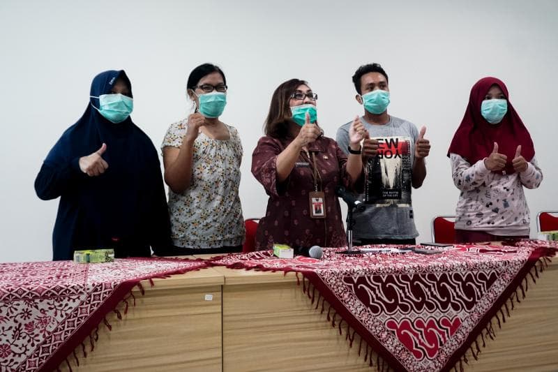 Lastri (dua dari kiri) saat konferensi pers dirinya dan tiga orang lain dinyatakan sembuh, Selasa (31/3) di RSUD KRMT Wongsonegoro. (Inibaru.id/ Audrian F)<br>