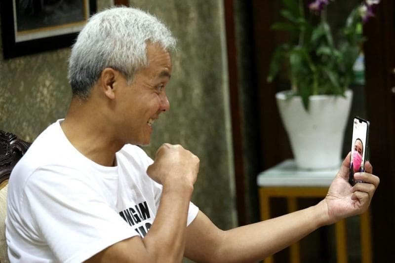 Video Ganjar Pranowo yang melakukan panggilan dengan Purwanti, pasien covid-19 yang sembuh asal Solo memberinya semangat. (Radartegal.com)<br>