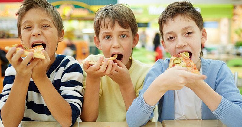 Anak-anak nggak seharusnya terlalu banyak makan junk food. (Freepik)