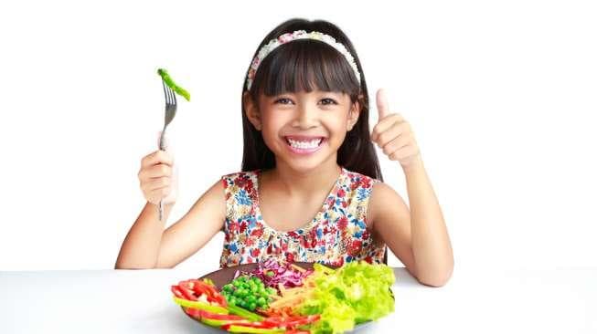 Anak harus dibiasakan makan makanan sehat setiap hari. (shutterstock)