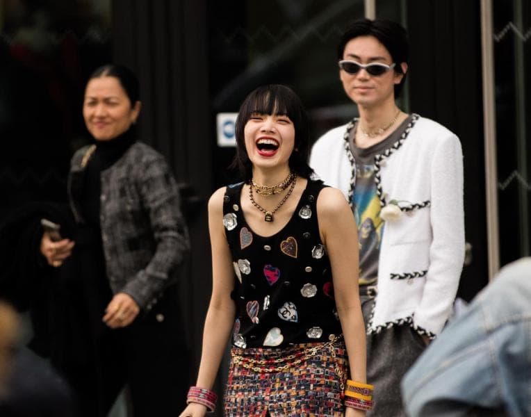 Nana Komatsu bersama Masaki Suda di gelaran Paris Fashion Week 2023. Pasangan selebritas Jepang ini menikah pada November 2021. (Highend)