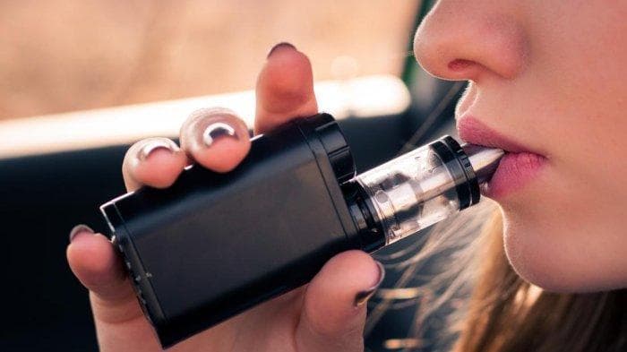 Rokok elektrik atau vape nggak lebih sehat dari rokok konvensional. (via Tribun)