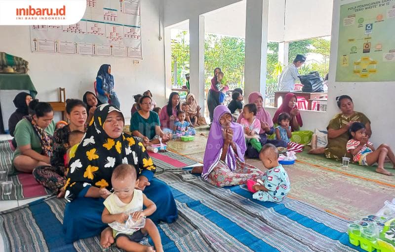 Para orang tua dan anak ketika mengikuti edukasi stunting di balai RW 15 Kelurahan Tanjungmas. (Inibaru.id/ Fitroh Nurikhsan)