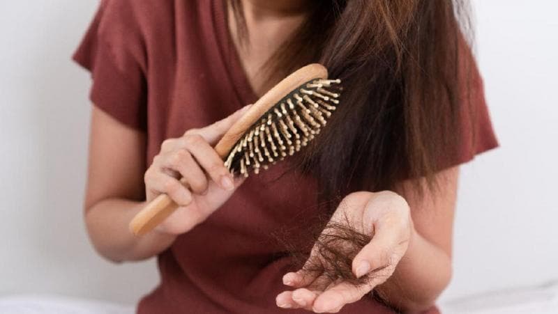 Ilustrasi: Ada banyak sebab yang membuat rambut kita rontok. Segera cari tahu sebabnya dan temukan solusinya! (Shutterstock)